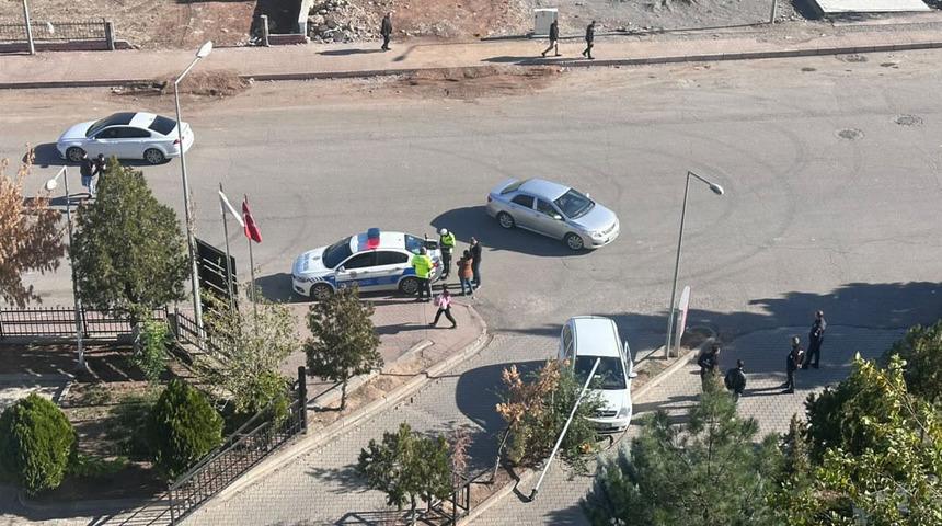 Hastane bahçesine girmek isteyen sürücü refüje çıktı