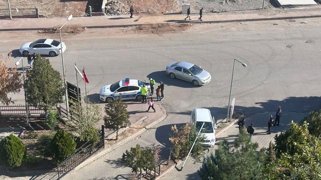 Hastane bahçesine girmek isteyen sürücü refüje çıktı