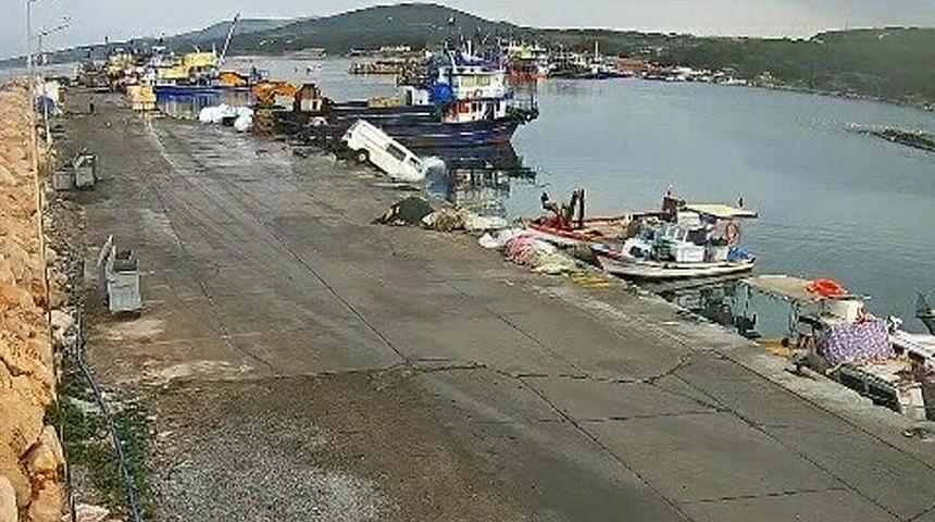 Aydın'da feci kaza! Kamyonet denize u&ccedil;tu