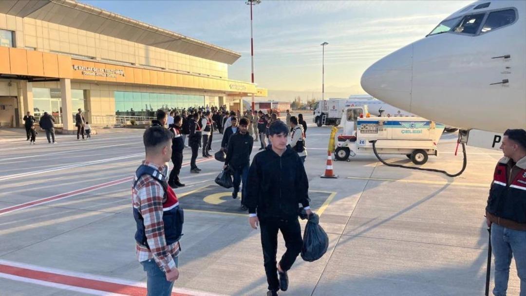 Van’da 300 düzensiz göçmen ülkelerine geri gönderildi 2