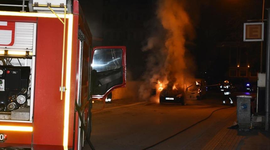 Samsun&rsquo;da park halindeki otomobil yanarak kullanılamaz hale geldi
