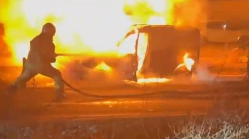 Yer: Diyarbakır! Hafif ticari araç alev topuna döndü