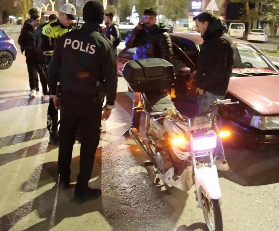 Abartı egzoz ve standart dışı ışıklı motosiklet sürücüsüne 13 bin 776 lira ceza 1