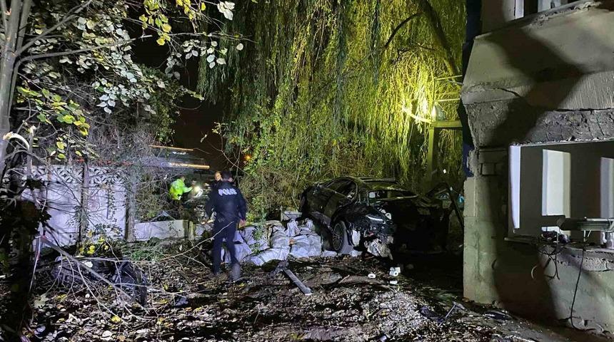 Köprü üstünde çarpışan otomobiller bahçeye uçtu: 1 ölü, 4 yaralı