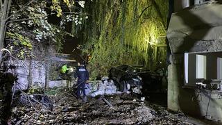 Köprü üstünde çarpışan otomobiller bahçeye uçtu: 1 ölü, 4 yaralı