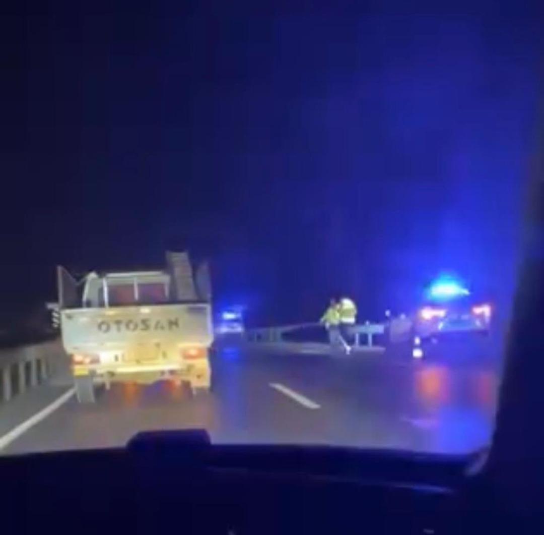 Köprü üstünde çarpışan otomobiller bahçeye uçtu: 1 ölü, 4 yaralı 1