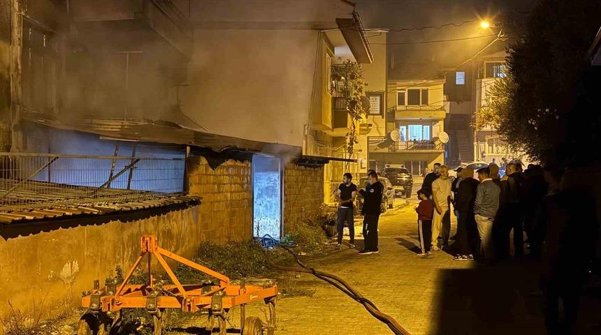 Bursa&rsquo;da &uuml;&ccedil; katlı binada &ccedil;ıkan yangın paniğe neden oldu