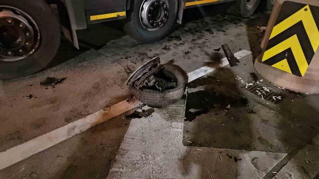 Kuzey Marmara Otoyolu’nda otomobil gişeye girdi: 1 ağır yaralı 1