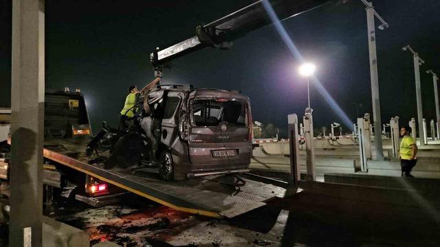 Kuzey Marmara Otoyolu’nda otomobil gişeye girdi: 1 ağır yaralı 2