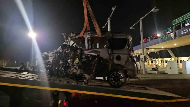 Kuzey Marmara Otoyolu’nda otomobil gişeye girdi: 1 ağır yaralı 3