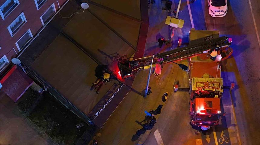 2&rsquo;nci kattan kafenin tentesine d&uuml;şen şahsı itfaiye aşağıya indirdi