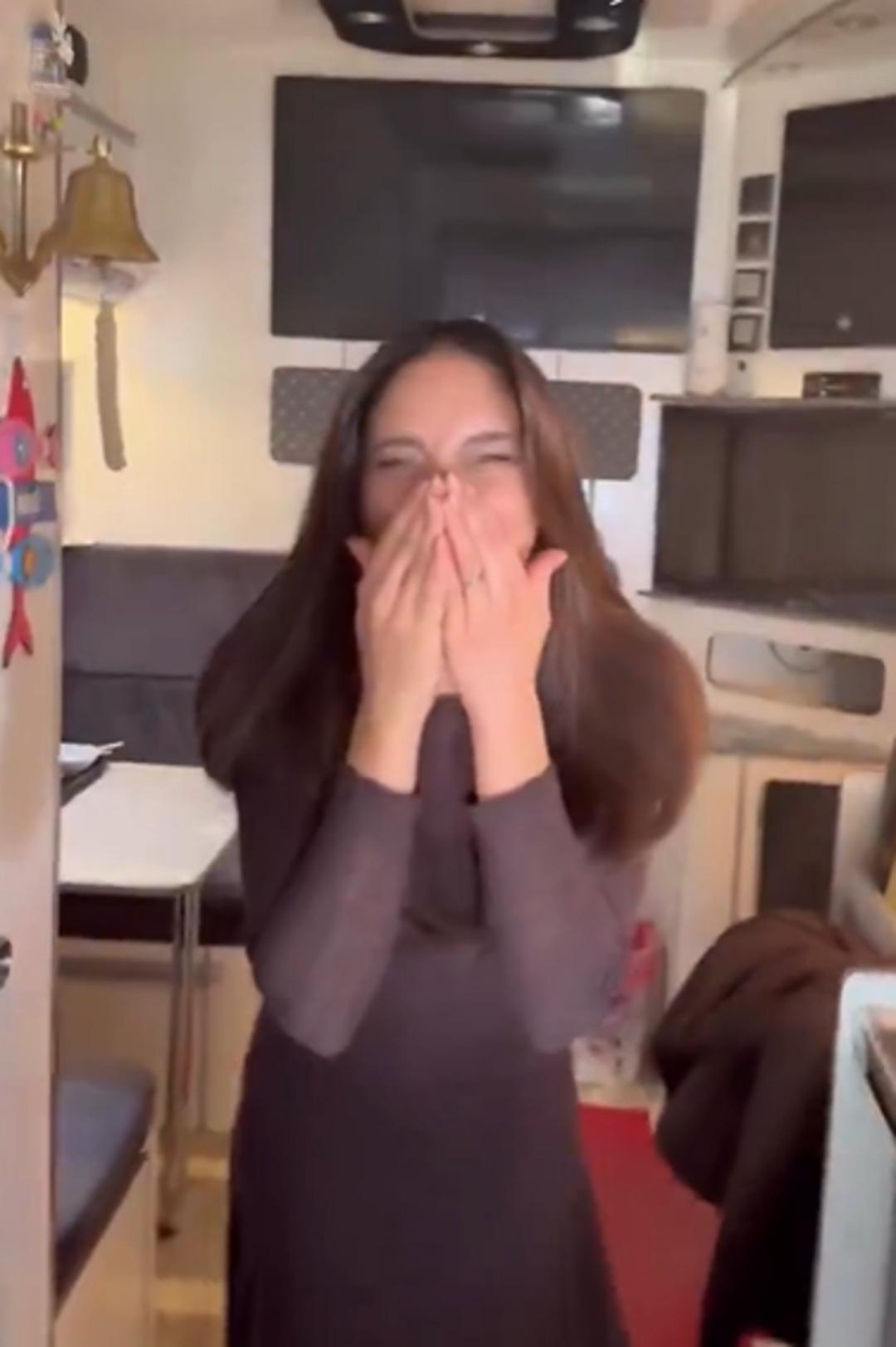 Uzak Şehir in Zerrin i ve Demir i Lore şarkısıyla kendinden geçti! 1