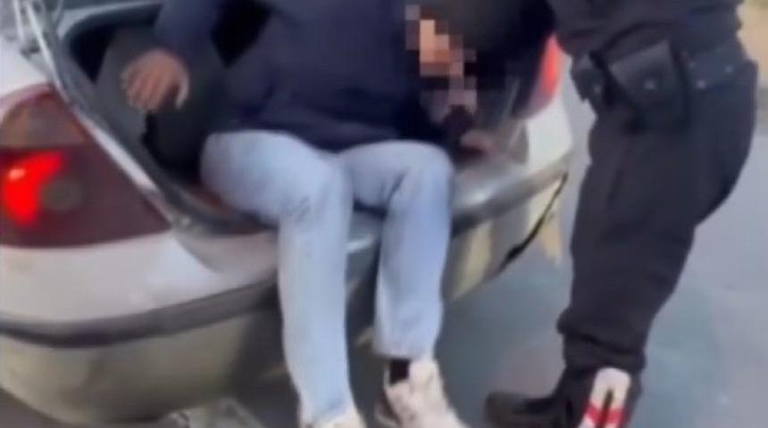 Erzincan&rsquo;da otomobilin bagajında 2 ka&ccedil;ak g&ouml;&ccedil;men yakalandı