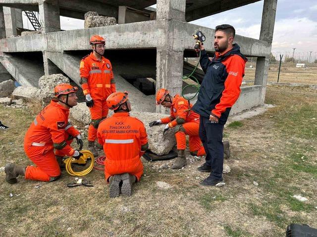 3’üncü Ordu Komutanlığı personeline arama ve kurtarma eğitimi verildi 1
