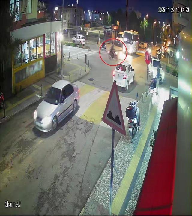 Aracıyla ‘U’ dönüşü yapan sürücünün kararsızlığı motosiklet sürücüsünü hastanelik etti 1