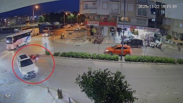 Aracıyla ‘U’ dönüşü yapan sürücünün kararsızlığı motosiklet sürücüsünü hastanelik etti 2