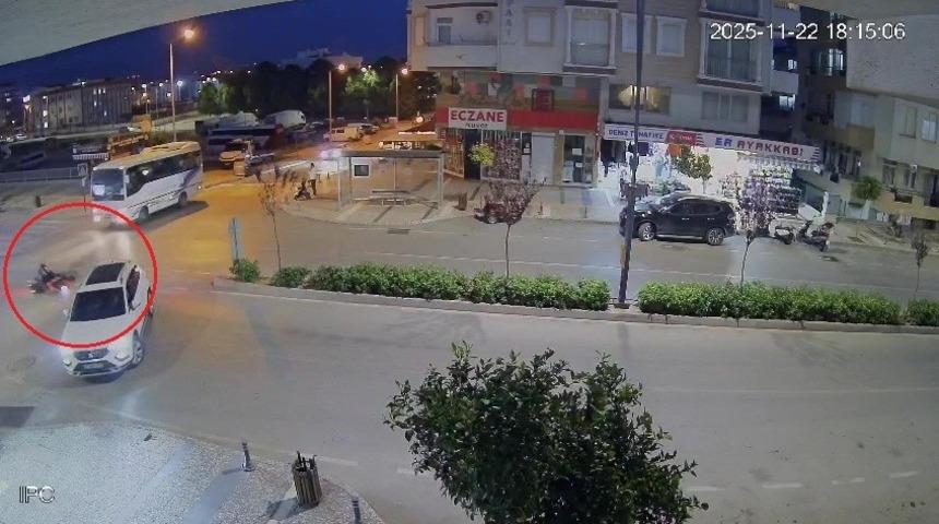 Aracıyla ‘U’ dönüşü yapan sürücünün kararsızlığı motosiklet sürücüsünü hastanelik etti