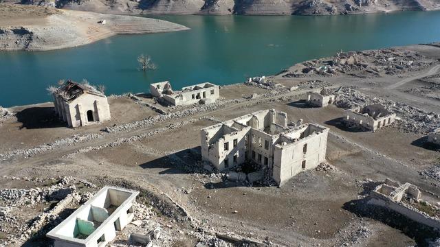 Ziyaretçilerin ilgisini çekiyor! Baraj sularının çekilmesiyle ortaya çıktı