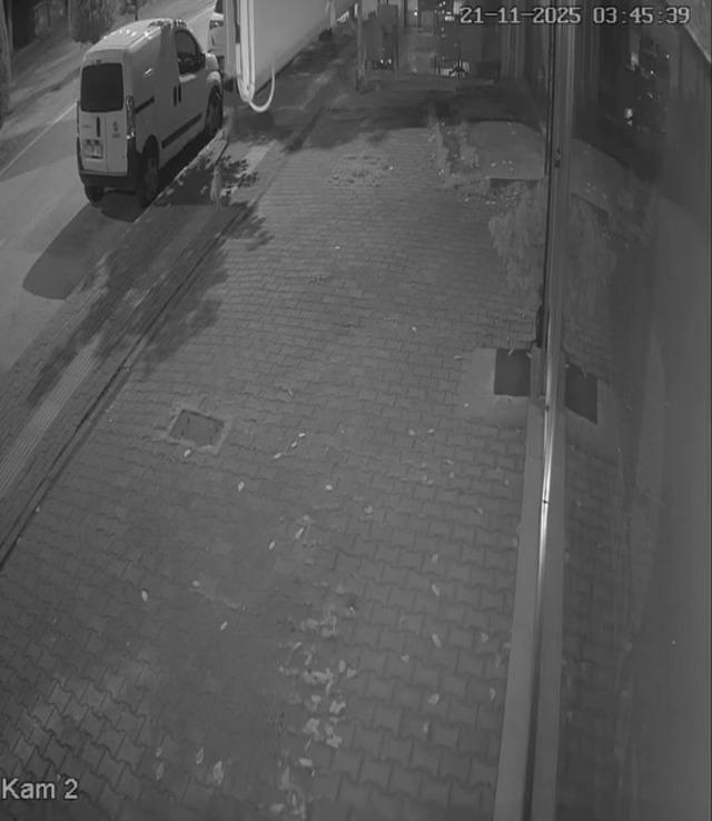 Bursa’da pilavcıya giren hırsız tatlı yedi, işyeri sahibi çağrı yaptı 2