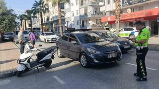Otomobilin sağından geçmek isterken aynı yöne dönmek isteyen otomobile çarptı