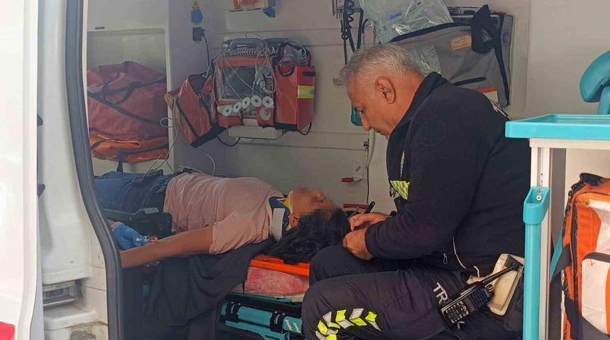 &Ouml;n&uuml;ndeki araca &ccedil;arpmamak i&ccedil;in fren yapan motosikletli yaralandı