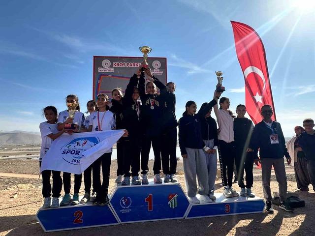 Eşref Aydın Bölgesel Kros Ligi Yarışları Niğde’de gerçekleşti 2