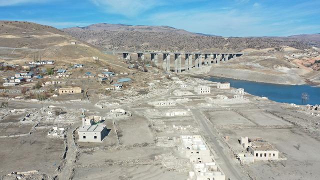 Bir zamanlar burada yaşam vardı! Kars'ta baraj sularının çekilmesiyle köy gün yüzüne çıktı