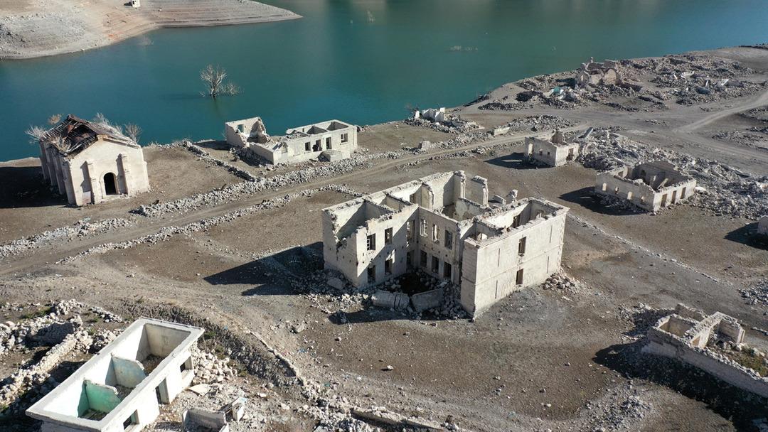 Bir zamanlar burada yaşam vardı! Kars ta baraj sularının çekilmesiyle köy gün yüzüne çıktı 1