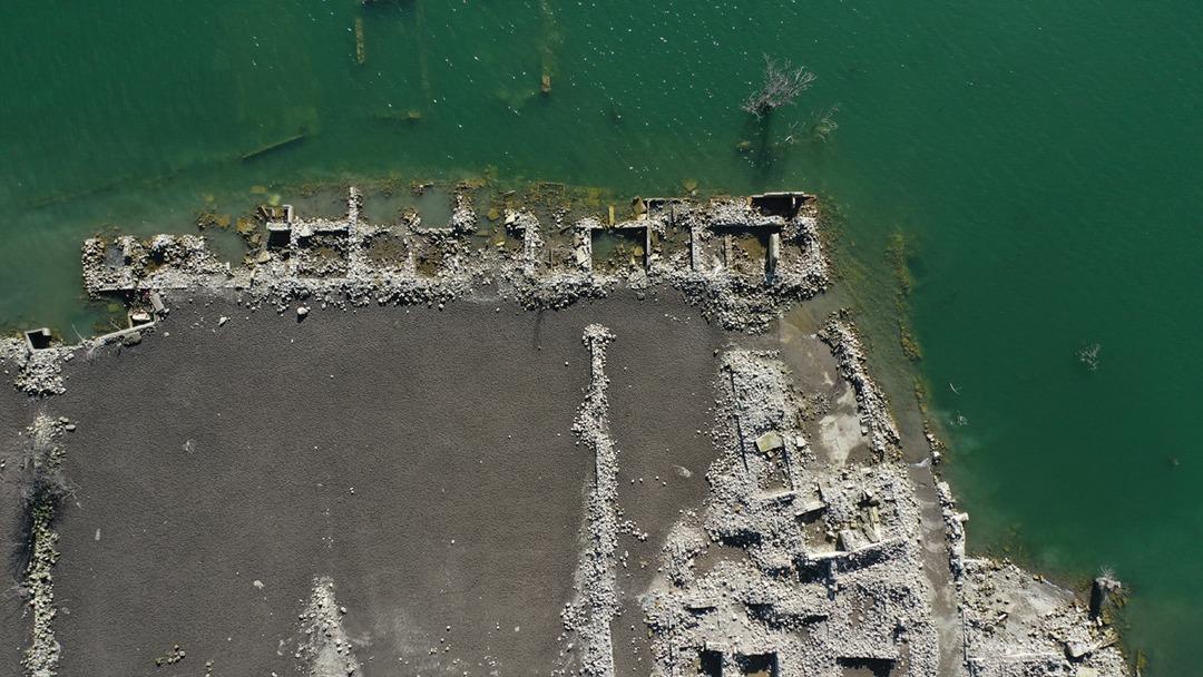 Bir zamanlar burada yaşam vardı! Kars ta baraj sularının çekilmesiyle köy gün yüzüne çıktı 2