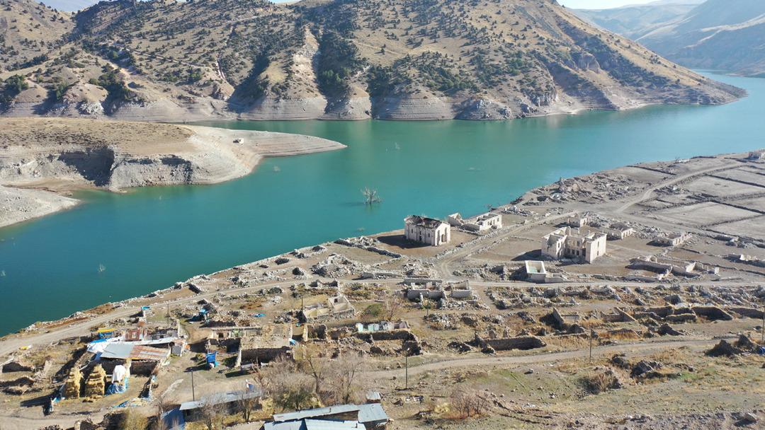 Bir zamanlar burada yaşam vardı! Kars ta baraj sularının çekilmesiyle köy gün yüzüne çıktı 3