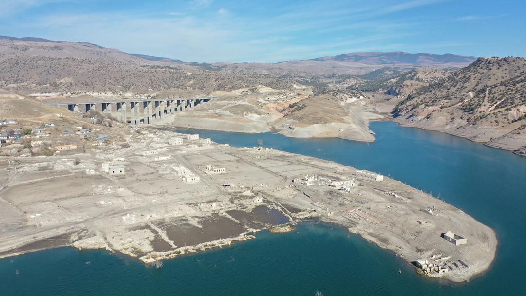 Bir zamanlar burada yaşam vardı! Kars ta baraj sularının çekilmesiyle köy gün yüzüne çıktı 5