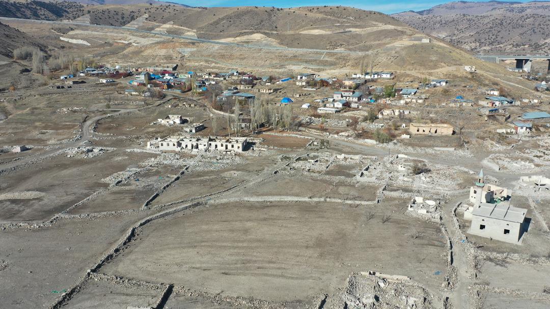 Bir zamanlar burada yaşam vardı! Kars ta baraj sularının çekilmesiyle köy gün yüzüne çıktı 6