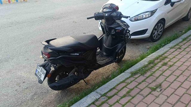 Kasksız yolcu kafasını kaldırıma çarpmaktan kıl payı kurtuldu 1