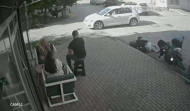 Kasksız yolcu kafasını kaldırıma çarpmaktan kıl payı kurtuldu 2