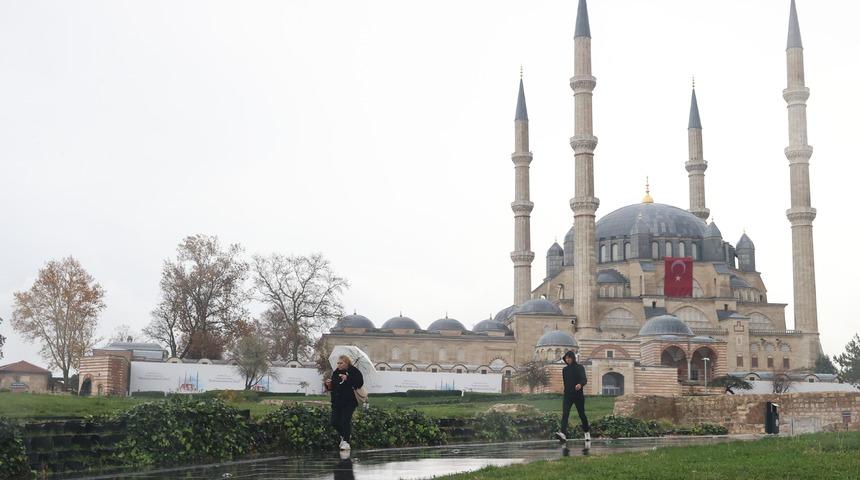 Edirne'de sağanak yağış: sabah saatlerinde başladı, hayatı olumsuz etkiledi