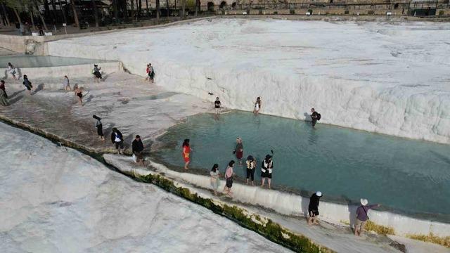 Beyaz cennet Pamukkale, Asya ülkelerinden gelen turistlerin yoğun ilgisini çekiyor