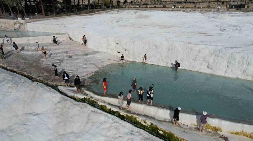 Beyaz cennet Pamukkale, Asya &uuml;lkelerinden gelen turistlerin yoğun ilgisini &ccedil;ekiyor