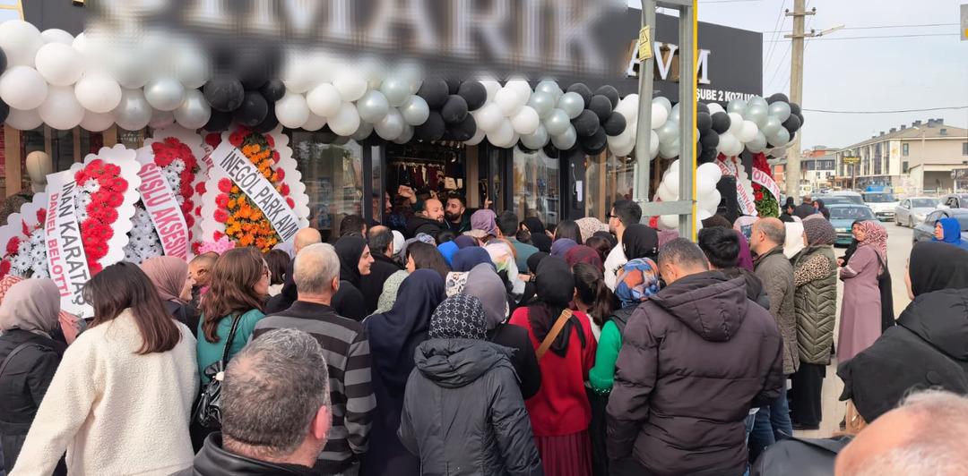 10 lira olduğunu duyan koştu! Birbirlerini ite ite girdiler 7