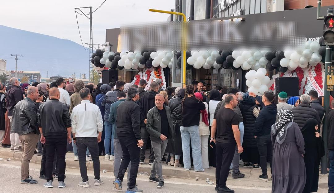 10 lira olduğunu duyan koştu! Birbirlerini ite ite girdiler 6