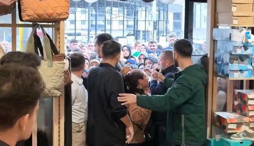 10 lira olduğunu duyan koştu! Birbirlerini ite ite girdiler 3