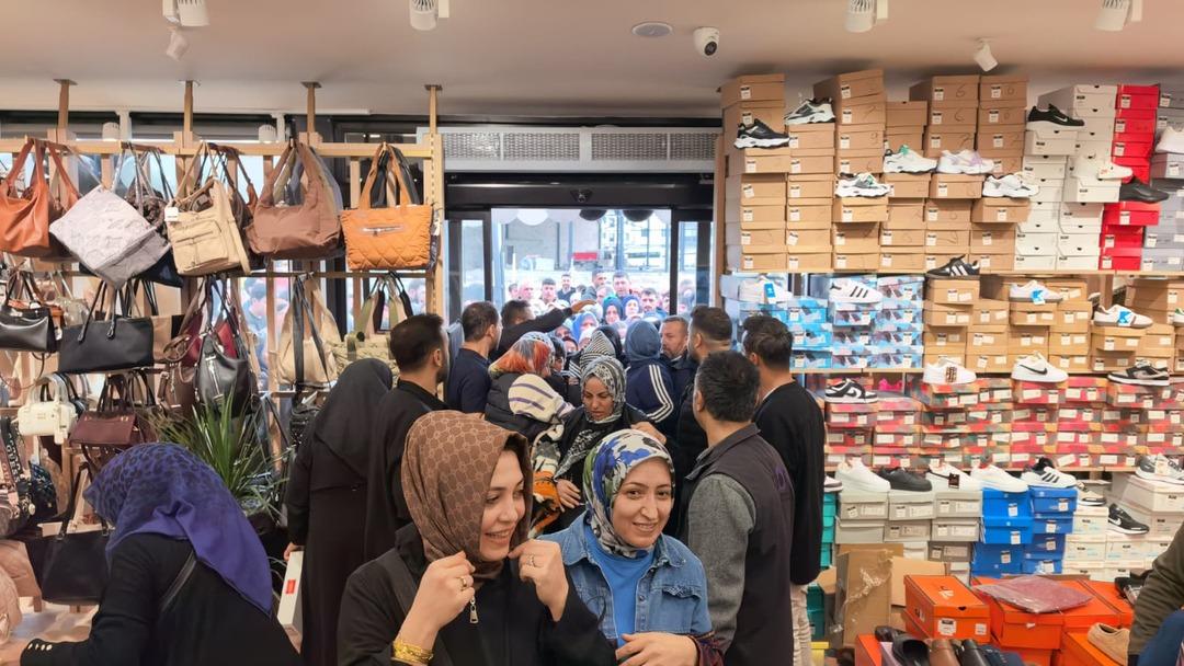 10 lira olduğunu duyan koştu! Birbirlerini ite ite girdiler 2