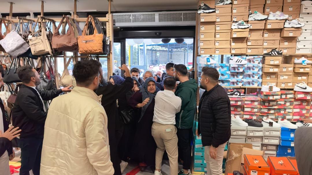 10 lira olduğunu duyan koştu! Birbirlerini ite ite girdiler 1