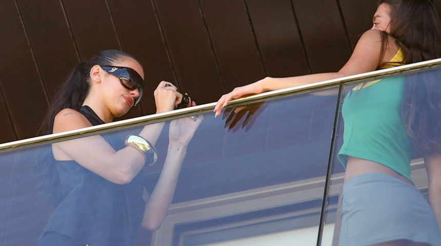 Dua Lipa ve kardeşi Rina tatilde! Pozlarına beğeni yağdı