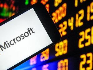Microsoft&rsquo;ta B&ouml;l&uuml;nme sinyali: Hisseler 500 doları aşınca g&ouml;zler o ihtimale &ccedil;evrildi