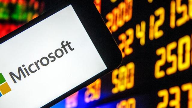 Microsoft&rsquo;ta B&ouml;l&uuml;nme sinyali: Hisseler 500 doları aşınca g&ouml;zler o ihtimale &ccedil;evrildi