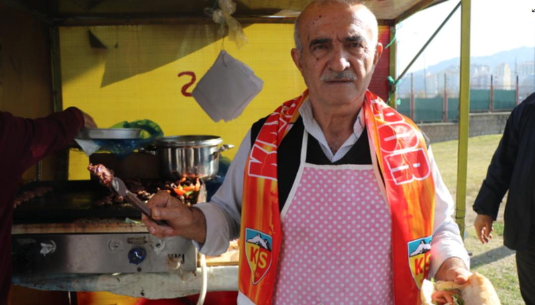 6 yıl futbol oynadığı takımın maçlarında köfte ekmek satmaya başladı 1
