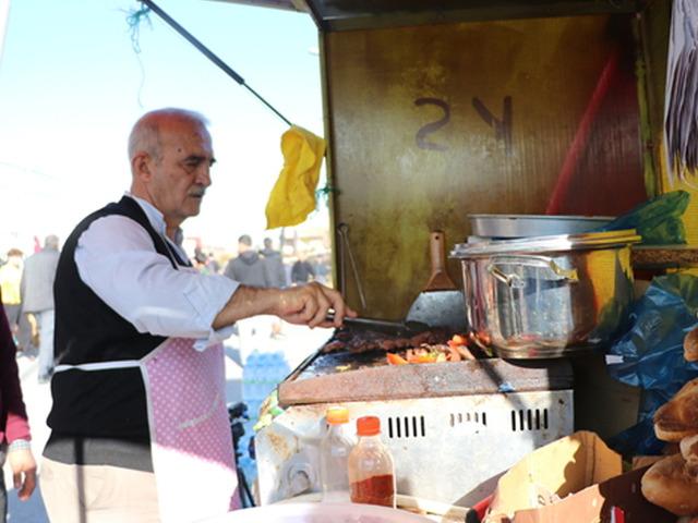 6 yıl futbol oynadığı takımın maçlarında köfte ekmek satmaya başladı