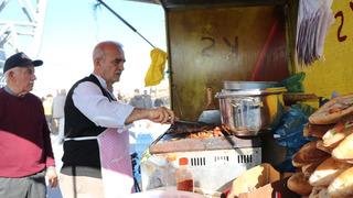 6 yıl futbol oynadığı takımın maçlarında köfte ekmek satmaya başladı