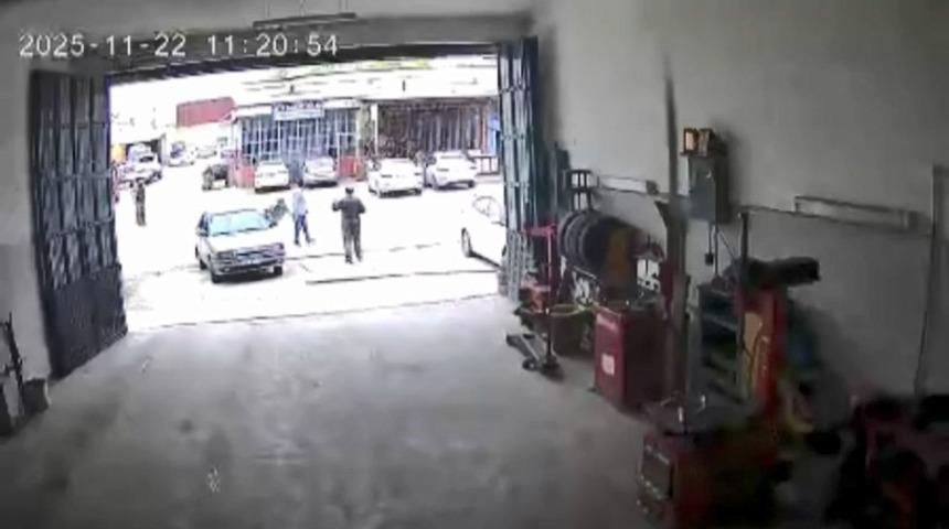 Elazığ&rsquo;da motosiklet kazası g&uuml;venlik kamerasına yansıdı