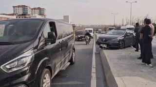 Sultangazi’de kamyonun sıkıştırdığı otomobil refüje çıktı: 1 Yaralı